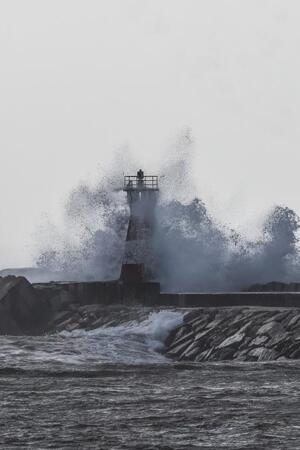 Neve, vento e ondas gigantes: depressão Emília deixa Madeira sob aviso vermelho